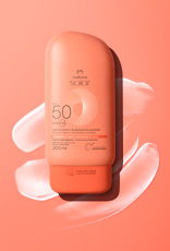Embalagem laranja de Natura Solar Corporal FPS 50, sobre textura cremosa branca em fundo laranja.