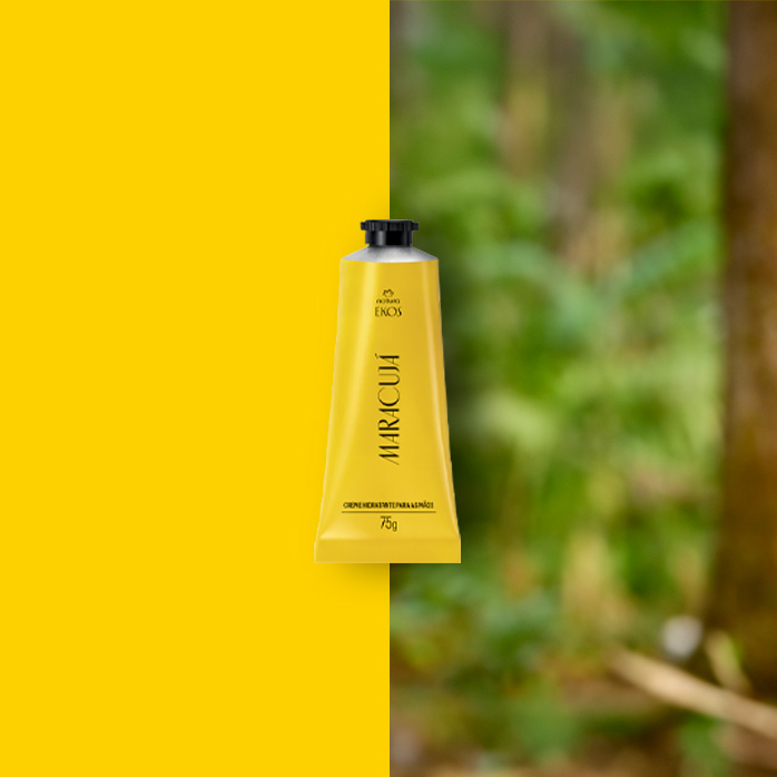 Bisnaga amarela de Creme Hidratante para Mãos Ekos Maracujá centralizada, com fundo dividido entre amarelo vibrante e floresta desfocada ao lado direito.