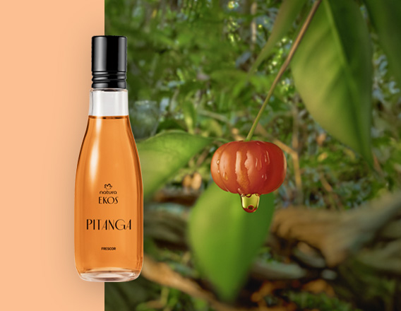 Frasco transparente de Desodorante Colônia Ekos Frescor Pitanga com líquido alaranjado e tampa preta à esquerda. À direita, pitanga vermelha com gota, folhas verdes e fundo de floresta.