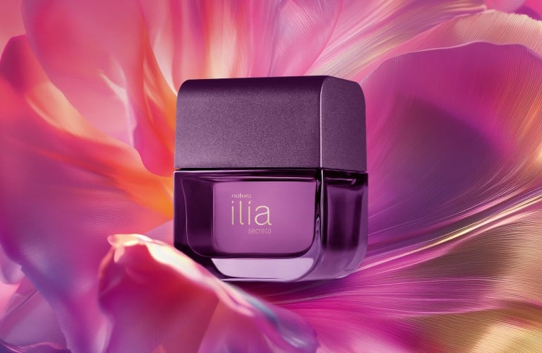 Perfume feminino marcante Ilía Secreto sobre um fundo floral que imita pintura