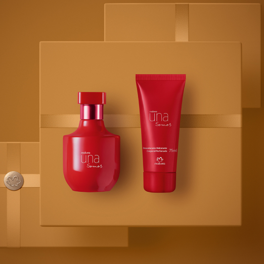 Produtos Natura Una Somos sobre caixas de presente Natura na cor dourada em fundo na mesma cor.
