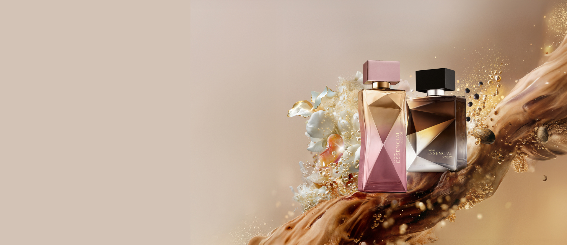 Frascos do Deo Parfum Essencial Desejos Masculino e Feminino, respectivamente nas cores marrom e prata e rosa e dourado, sobre elementos que remetem aos ingredientes. Fundo em degradê de marrom.