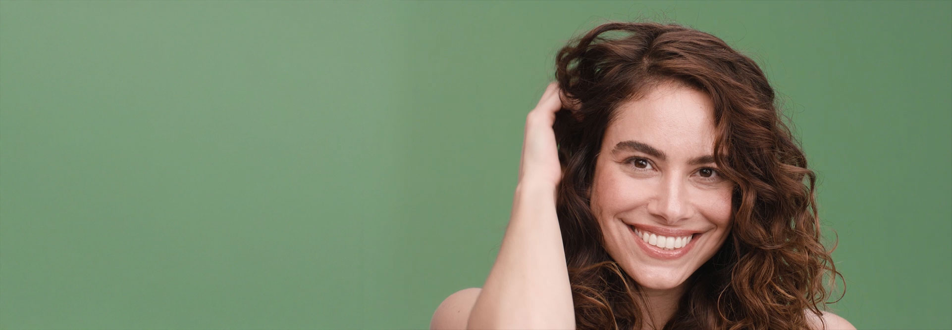 Em fundo verde, duas mulheres brancas aparecem alternadamente, em cenas rápidas e dinâmicas. Uma delas tem cabelo preto liso, e a outra tem cabelo castanho cacheado. Elas interagem com frascos verdes de shampoo e condicionador, produtos da linha Tododia Chá de Hortelã e Gengibre. Sorridentes, balançam os cabelos e mexem nos fios delicadamente. O vídeo encerra com os produtos em destaque.