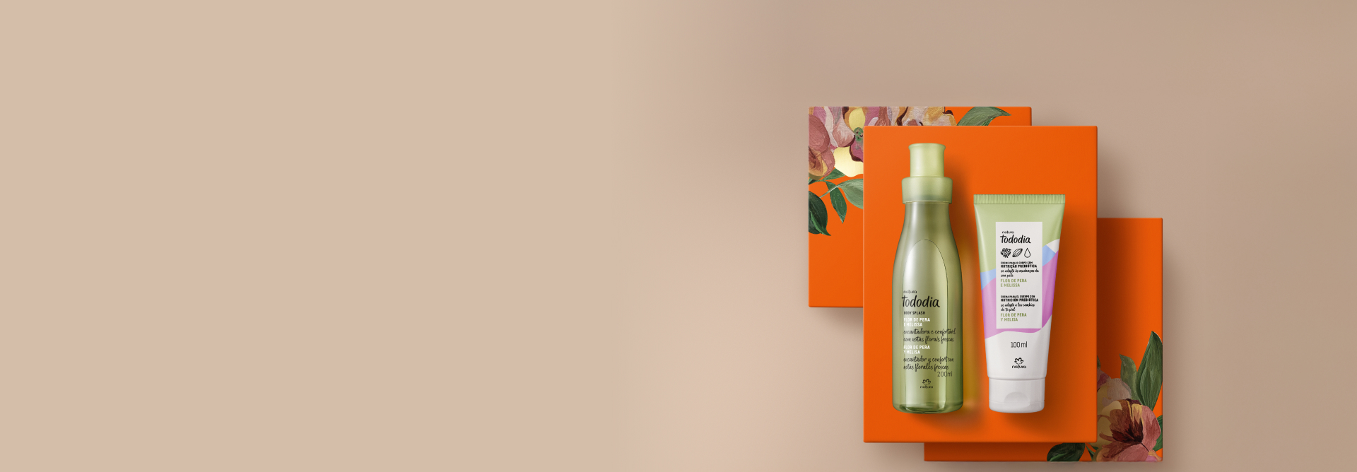 Presente Natura Tododia Flor de Pera e Melissa, contendo 1 Body Splash e 1 Creme Desodorante Nutritivo para o Corpo. Os itens estão sobre caixas de presentes laranjas com estampa de flores em fundo bege.