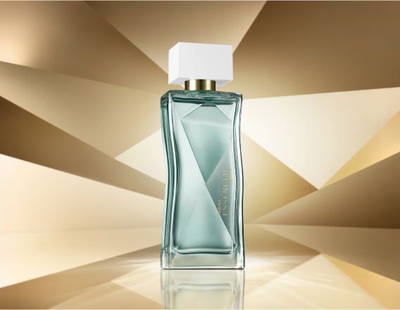 Frasco de Essencial Sentir Feminino, em tom de verde-água e tampa branca, aparece em destaque no centro da tela sobre fundo multifacetado dourado, fazendo alusão ao design do frasco de Essencial.