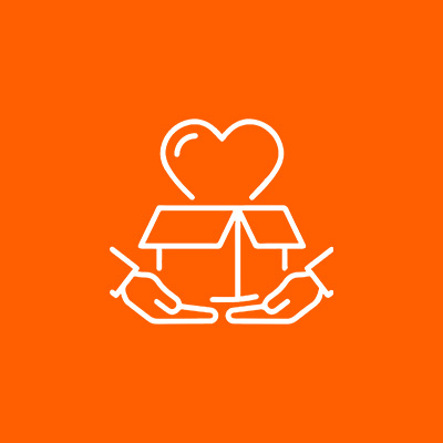 Ícone branco de duas mãos segurando uma caixa aberta, de onde emerge um coração, sobre um fundo laranja vibrante. A imagem representa a alternativa de monte seu presente da Natura.