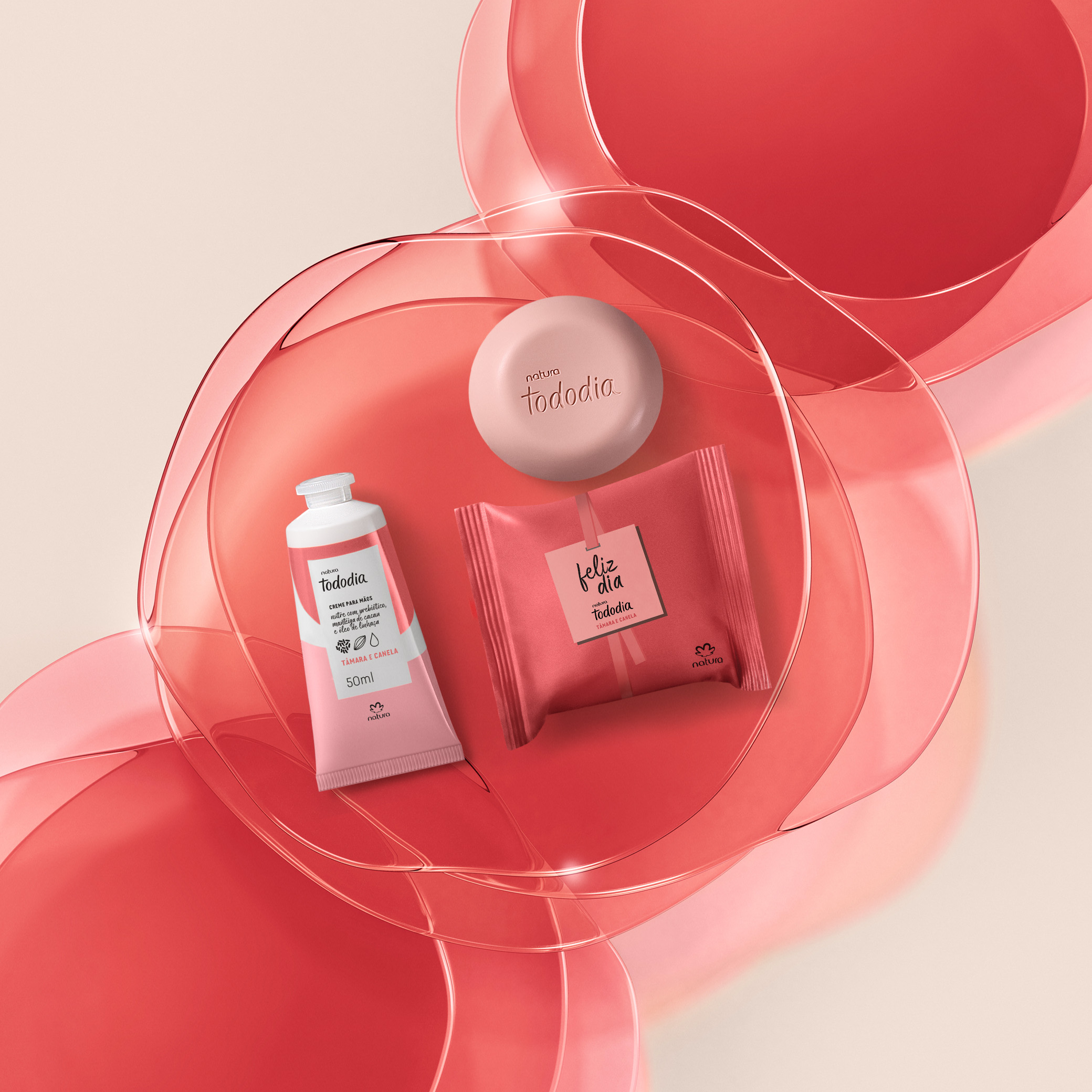 Sabonete e Creme para Mãos Tododia repousam sobre uma superfície de acrílico colorido com formas orgânicas em tons de rosa. 
