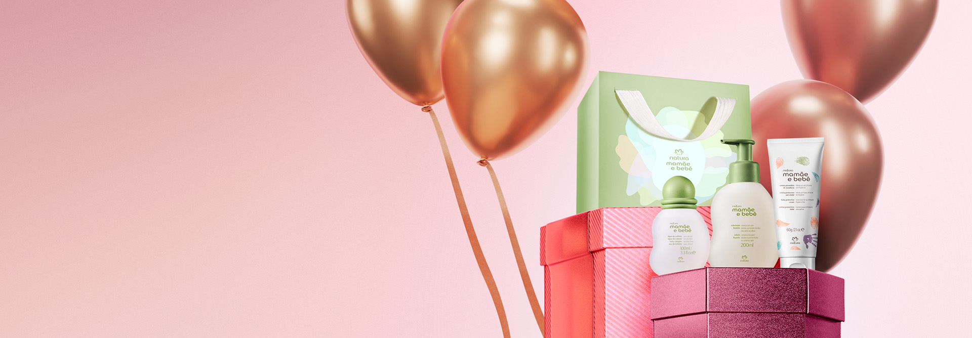 Presente Natura Mamãe e Bebê Momento Chá de Bebê com Água de Colônia, Sabonete Líquido e Creme Preventivo de Assaduras em destaque sobre caixas rosas e roxas em fundo rosado com balões dourados.