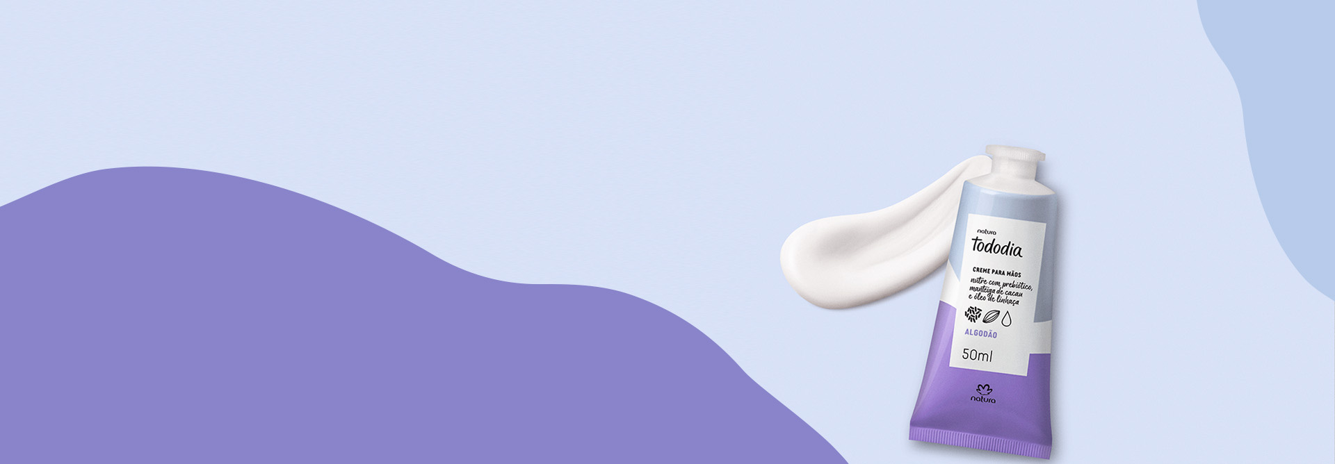 Creme para Mãos Natura Tododia Algodão, com bisnaga em tons de branco, azul-claro e lilás, destaca-se sobre amostra da textura do produto em fundo ilustrado com ondas orgânicas azul-claro e lilás.