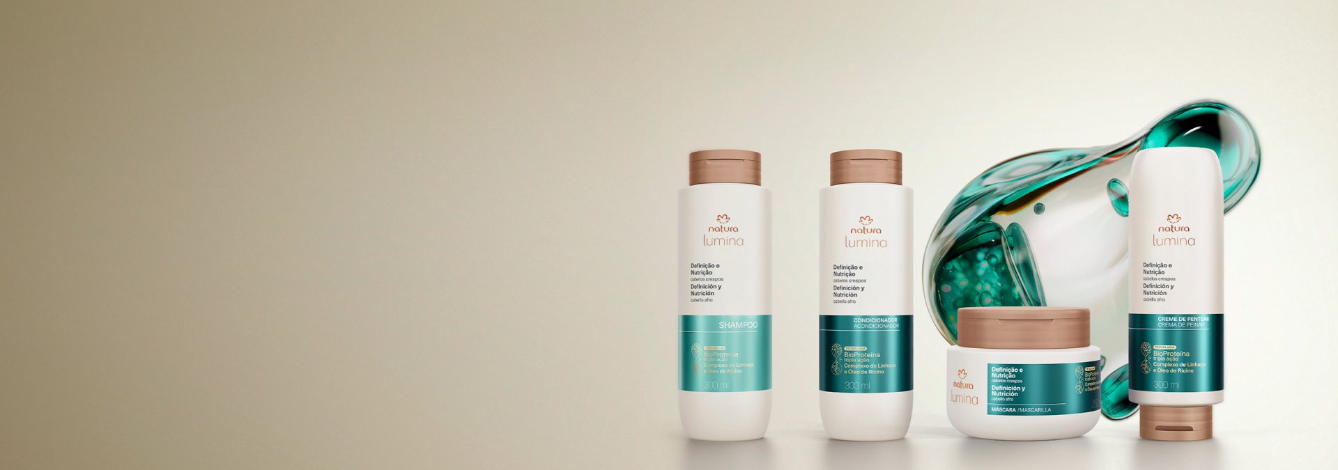 Fundo claro com a linha Natura Lumina Definição e Nutrição para cabelos crespos e partícula que destaca tecnologia do produto