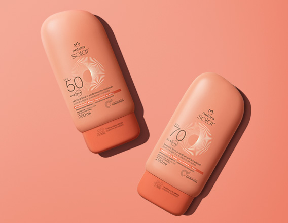 Duas embalagens laranja do Protetor Solar Natura FPS 50 e FPS 70, dispostas em diagonal, em fundo laranja.