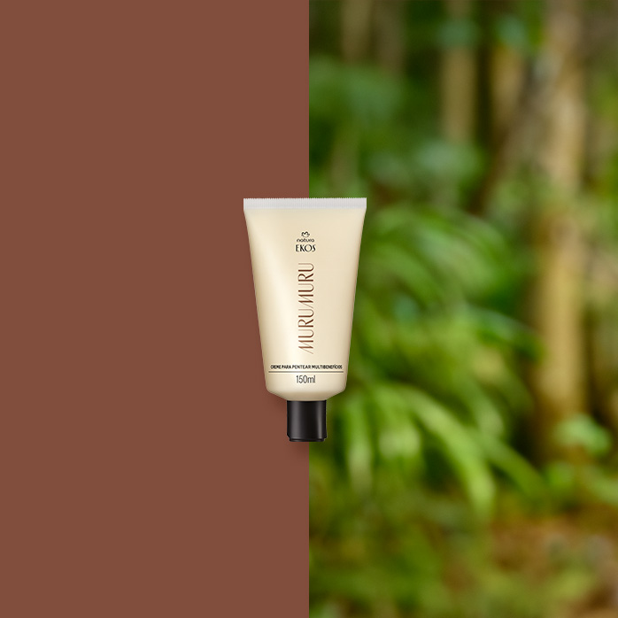 Bisnaga bege do Creme para Pentear Multibenefícios Ekos Murumuru ao centro, com tampa preta. Fundo dividido entre marrom e floresta verde desfocada.