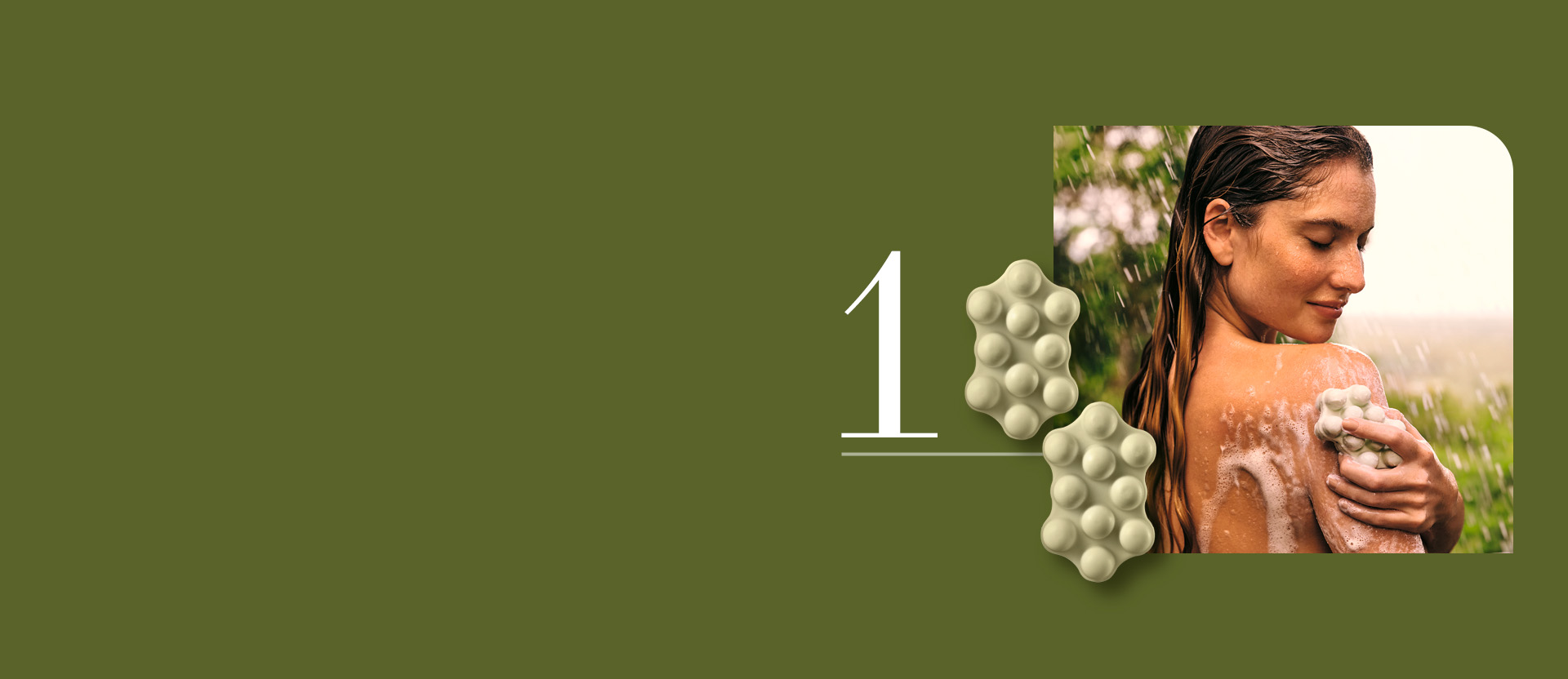 Em fundo verde, algarismo 1 e duas unidades de Sabonete em Barra Massageador Ekos Andiroba verdes. À direita, foto de mulher branca loira tomando banho passando sabonete com espuma cremosa no braço.