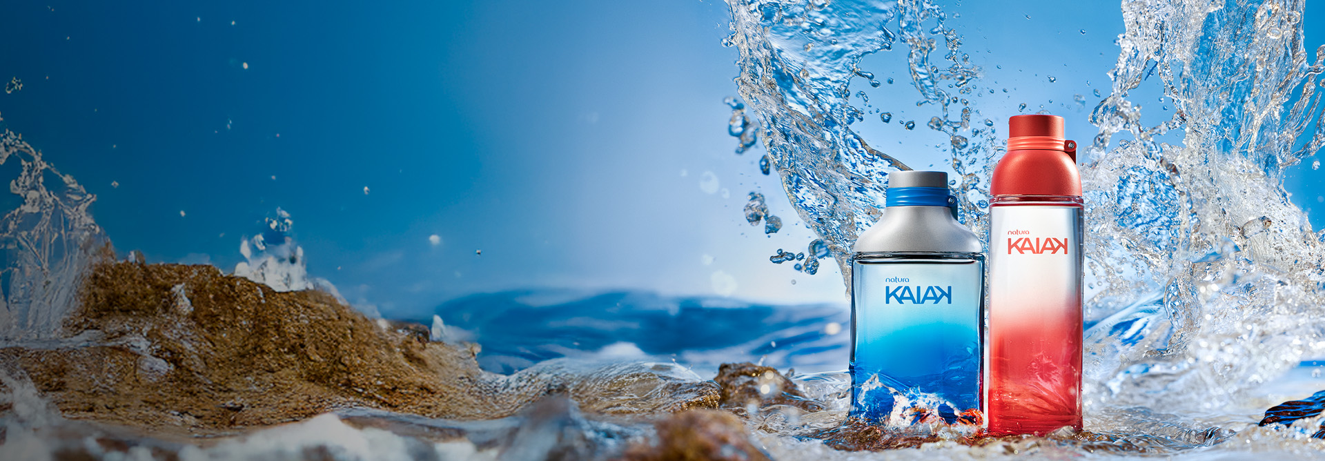 Frascos de Natura Kaiak, masculino em azul, e feminino em laranja. Fundo com água e respingos formando ondas.