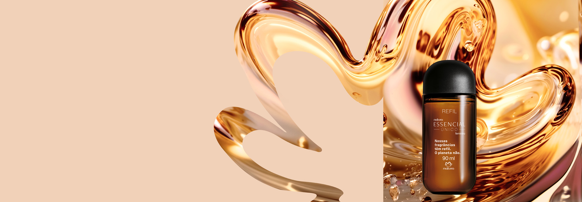 Refil Essencial Único Feminino, com embalagem de vidro âmbar e tampa preta, destaca-se no centro da tela. Ao fundo, texturas aquosas em tom de âmbar formam a flor símbolo da Natura.