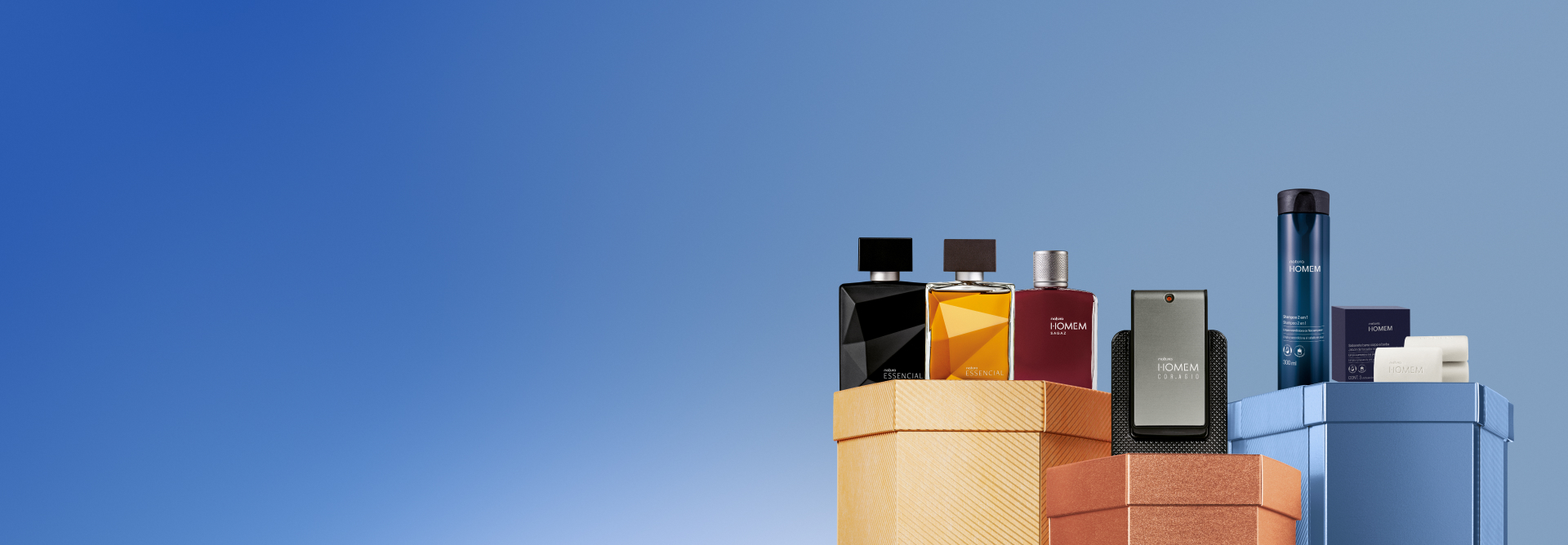 Embalagens Natura sobre caixas brilhantes amarela, dourada e azul, em fundo azul-claro: frascos de Natura Essencial, Essencial Exclusivo, Homem Sagaz, Homem Cor.agio e shampoo e sabonetes Natura Homem.