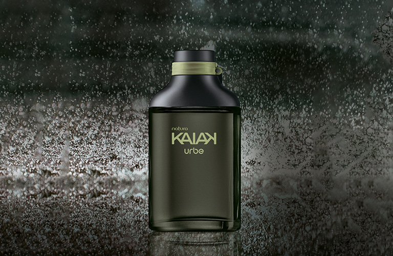 Perfume para trabalhar Kaiak Urbe Masculino em um cenário escuro e com chuva