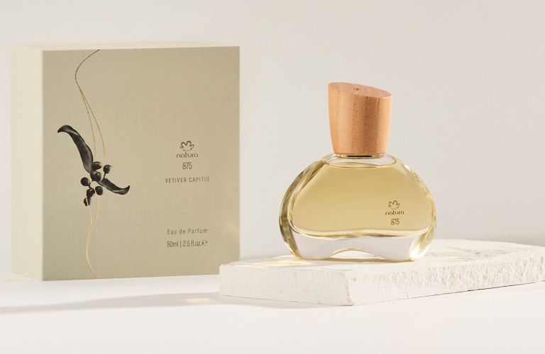 Frasco do Eau de Parfum Natura 875 Sândalo Vetiver Capitiú ao lado de sua embalagem.