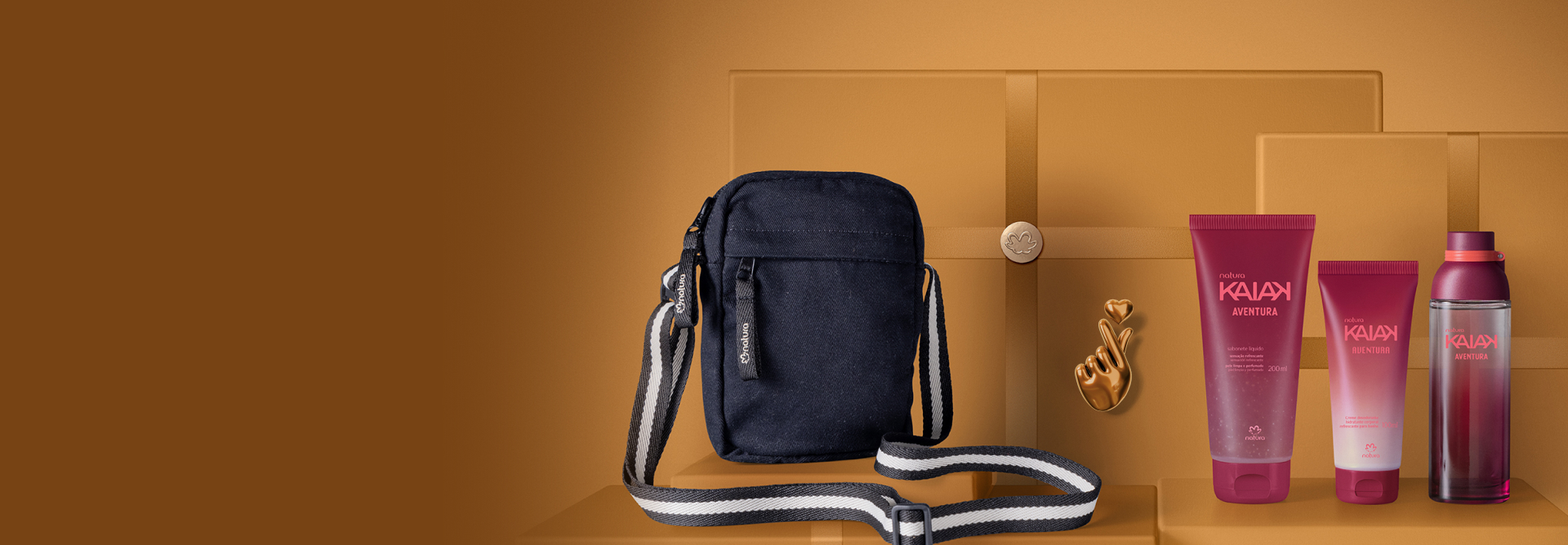 Itens de Kaiak Aventura ao lado de bolsa crossbody sobre fundo amarelo com caixas de presentes. A bolsa é preta com alça preta e listra branca.