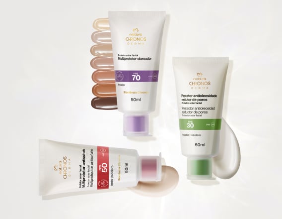 Bisnagas Chronos Derma: Multiprotetor Clareador, sobre texturas dos sete tons do produto, Protetor Antioleosidade, com textura cremosa, e Multiprotetor Antissinais, sobre textura, em fundo branco.