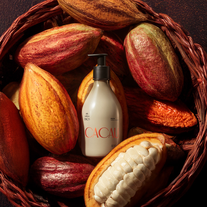 Produto Natura Ekos Cacau em cesta com frutos do cacau.