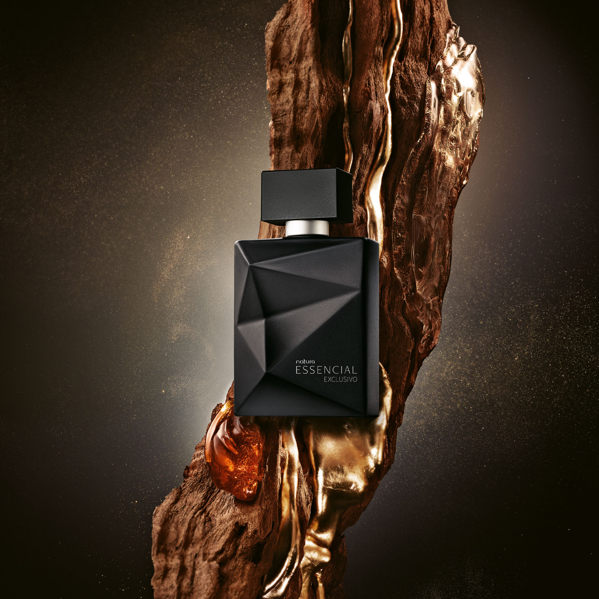 Deo Parfum Essencial Exclusivo Masculino em destaque sobre textura de madeira com detalhes em dourado.