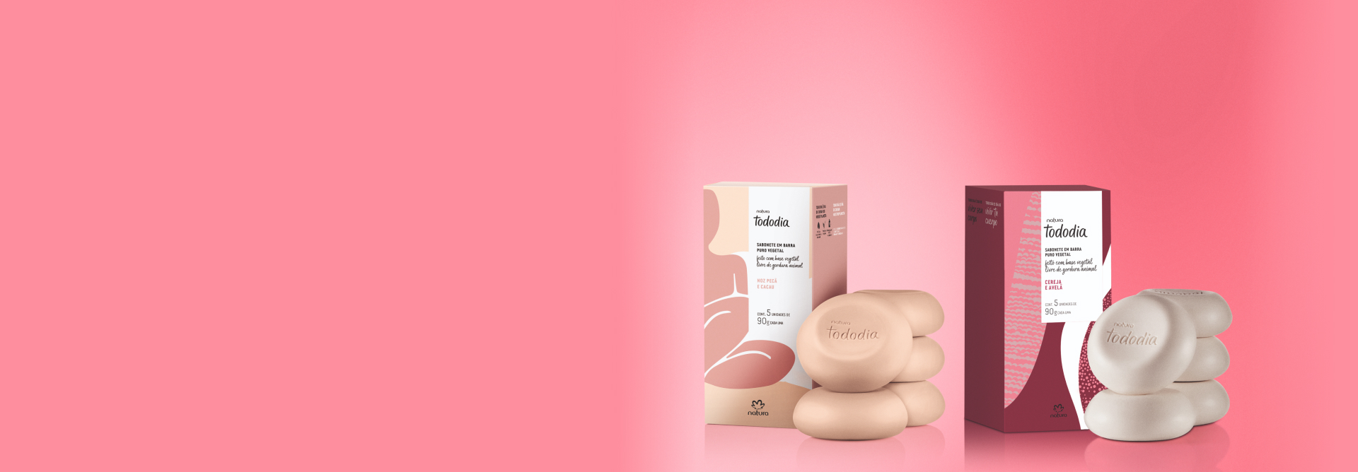 Sabonetes Natura Tododia à direita, sobre fundo rosa.