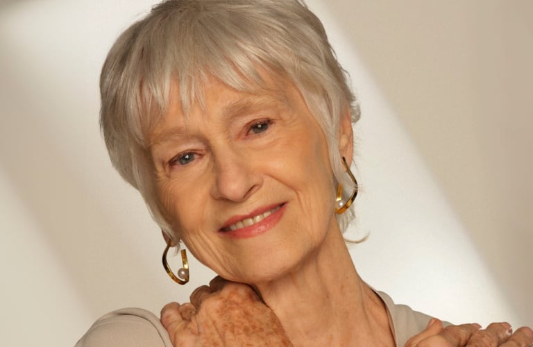 mulher se abraçando feliz