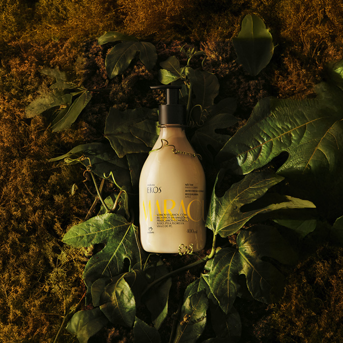 Produto Natura Ekos Maracujá sobre folhas e elementos naturais.