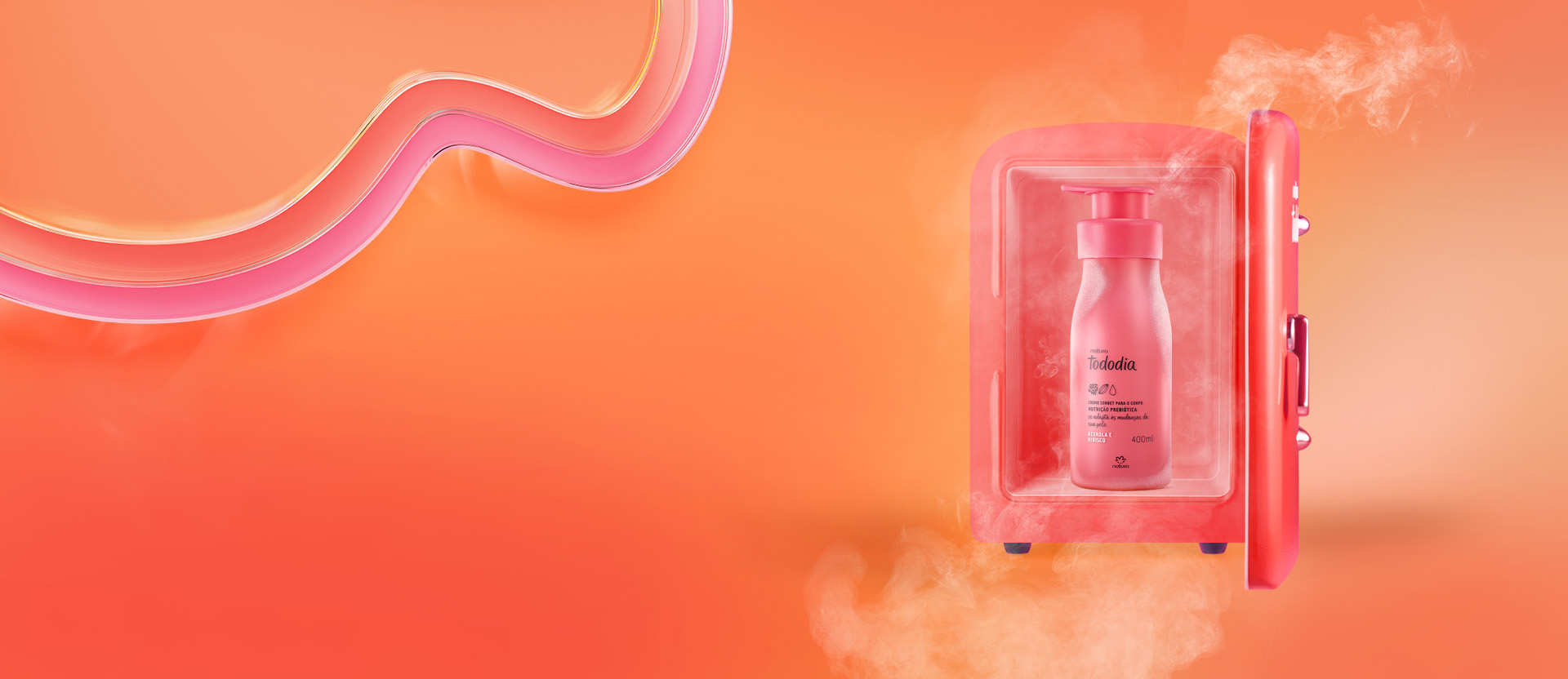Imagem com fundo laranja degradê, com acrílicos nas cores rosa e laranja nas bordas. Em destaque está o creme sorbet de Tododia Acerola e Hibisco dentro de uma mini geladeira rosa.