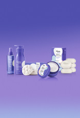 Em fundo azul-claro, produtos da linha Natura Tododia Todanoite: Body Splash, Loção Corporal, Sabonete Massageador com caixa, Creme Nuvem e Sabonetes com caixa.