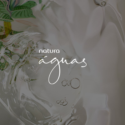 Logo de Natura Águas, em letras brancas e caligrafia cursiva, destaca-se no centro da tela sobre fundo aquoso, com bolhas e folhagens verdes desfocadas.