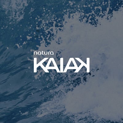 Texto em branco Natura Kaiak, em fundo de onda do mar. 