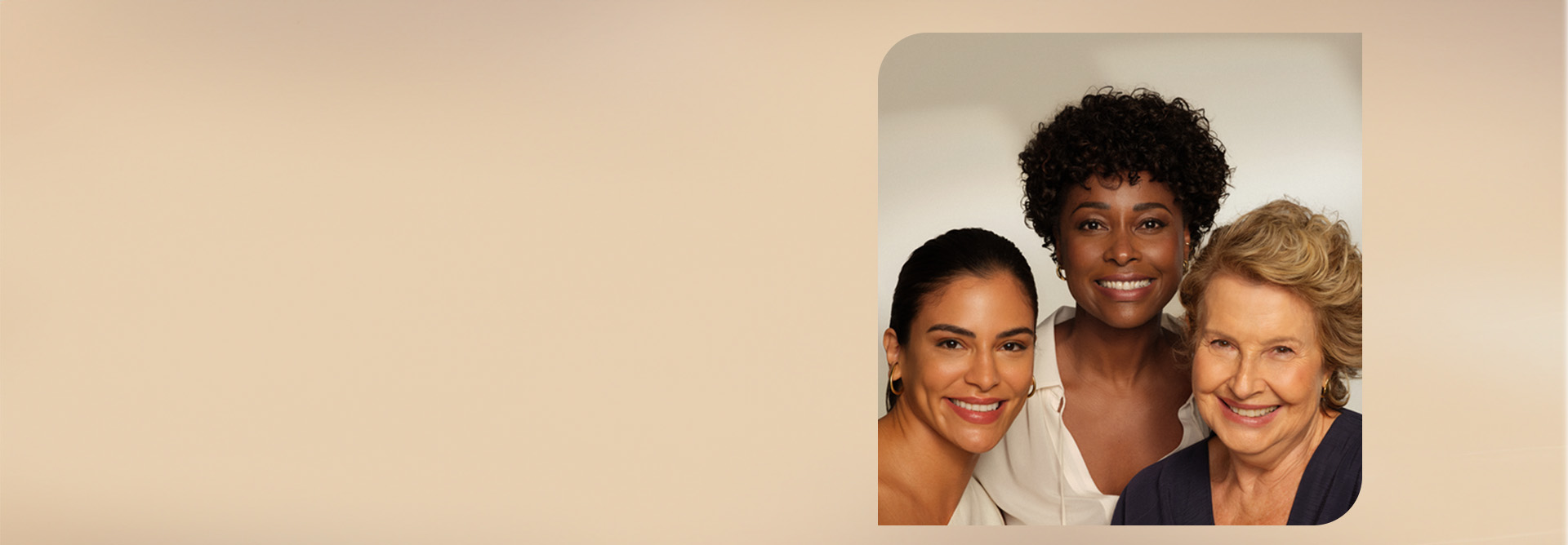 Foto com 3 mulheres de diferentes faixas etárias e tons de pele, em fundo claro.