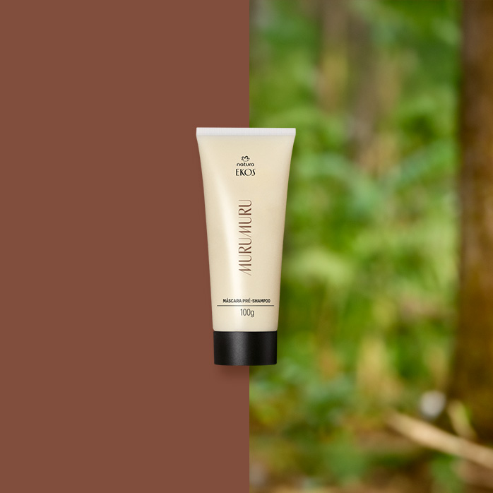 Bisnaga bege com tampa preta da Máscara Pré-Shampoo Murumuru Natura Ekos ao centro. Fundo dividido entre marrom sólido e floresta desfocada em tons de verde.