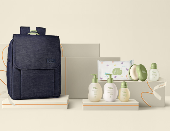 Kit Mochila com Trocador Papai e Bebê contendo 7 produtos, entre eles: água de colônia, shampoo, condicionador, sabonete com saboneteira, óleo de massagem, lenços umedecidos e mochila.