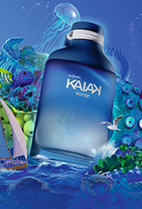 Frasco da fragrância Kaiak Sonar masculino em azul fosco. Fundo marinho com ondas, peixes coloridos, veleiro, golfinhos e elementos aquáticos em tons de azul.