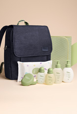 Kit Mochila com Trocador Papai e Bebê contendo 7 produtos, entre eles: água de colônia, shampoo, condicionador, sabonete com saboneteira, óleo de massagem, lenços umedecidos e mochila.