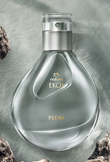 Perfume Natura Ekos Pedra em fundo cinza com pedras.