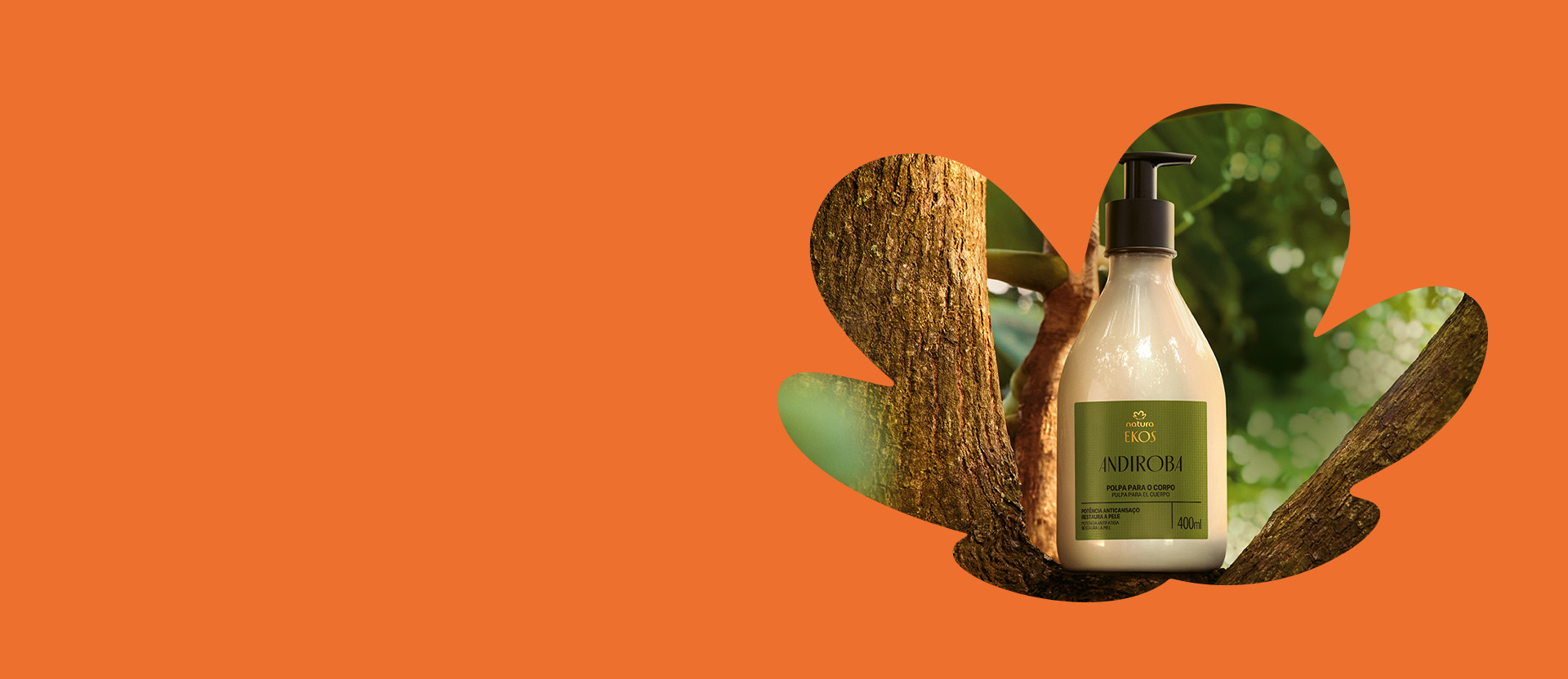 Frasco leitoso com válvula preta de Polpa para o Corpo Natura Ekos Andiroba sobre tronco de árvore amazônica. Flor Natura em fundo laranja emoldura a foto.