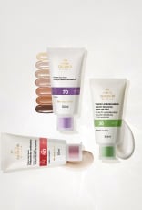 Bisnagas Chronos Derma: Multiprotetor Clareador, sobre texturas dos sete tons do produto, Protetor Antioleosidade, com textura cremosa, e Multiprotetor Antissinais, sobre textura, em fundo branco.