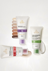 Bisnagas Chronos Derma: Multiprotetor Clareador, sobre texturas dos sete tons do produto, Protetor Antioleosidade, com textura cremosa, e Multiprotetor Antissinais, sobre textura, em fundo branco.