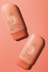 Duas embalagens laranja do Protetor Solar Natura FPS 50 e FPS 70, dispostas em diagonal, em fundo laranja.