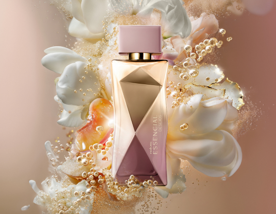 Frasco do Deo Parfum Essencial Desejos Feminino em tons de rosa e dourado sobre flores brancas, damascos e demais elementos que remetem aos ingredientes. Fundo perolado.