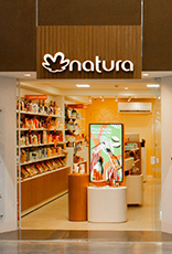 Foto da entrada e vitrine de loja Natura.