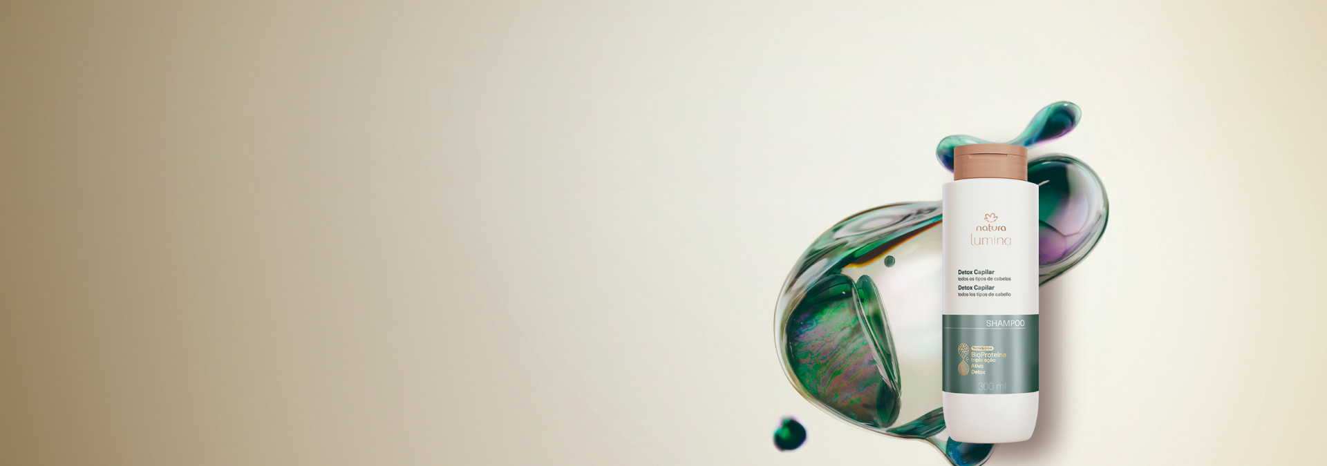Fundo claro e à direita o shampoo da linha Natura Lumina Detox Capilar para todos os tipos de cabelo com partícula que destaca tecnologia do produto.