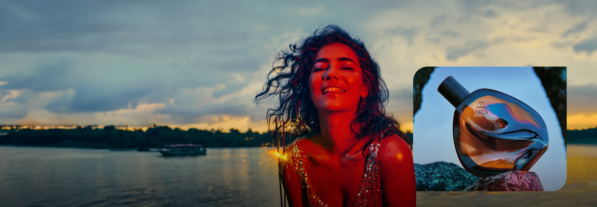 Mulher celebrando ao pôr do sol em um rio, com frasco de Ekos Ryo Festa em destaque.