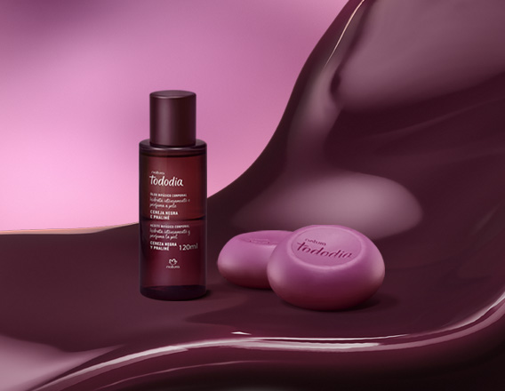 Produtos da linha Natura Tododia Cereja Negra e Praliné sobre forma orgânica na cor vinho e fundo em tons de rosa.