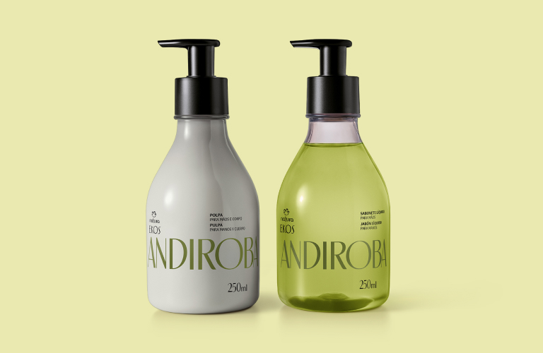 Sabonete líquido e creme hidratante corporal da linha Ekos Andiroba sobre um fundo branco