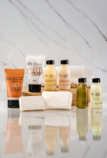 Sabonete Líquido e Polpa Tododia Castanha, Shampoo e Condicionador Murumuru, Sabonetes em Barra Ekos e Shampoo e Condicionador Ekos Patauá em superficie de pedra branca com toalha branca ao fundo.